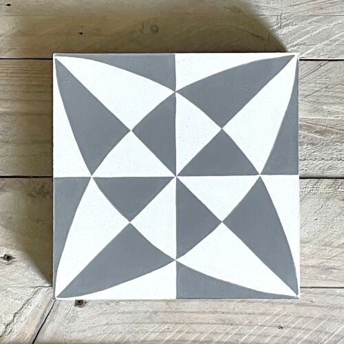 Zementfliese 2473 im grafischen Design mit den Farben Weiß (M01) und Maus (M03), modernes, geometrisches Muster im Format 20x20x1,6 cm